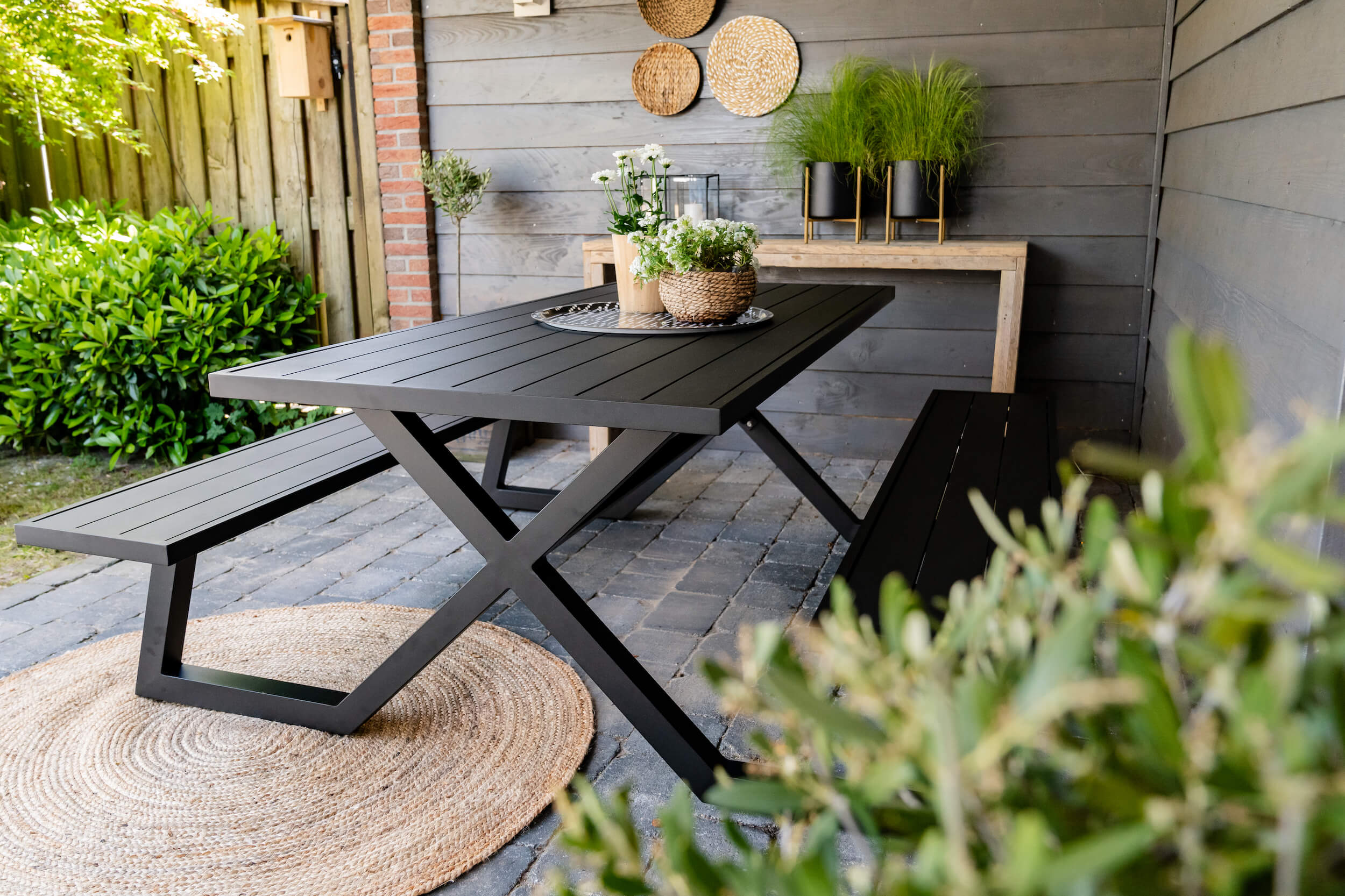 Modern store picnic table